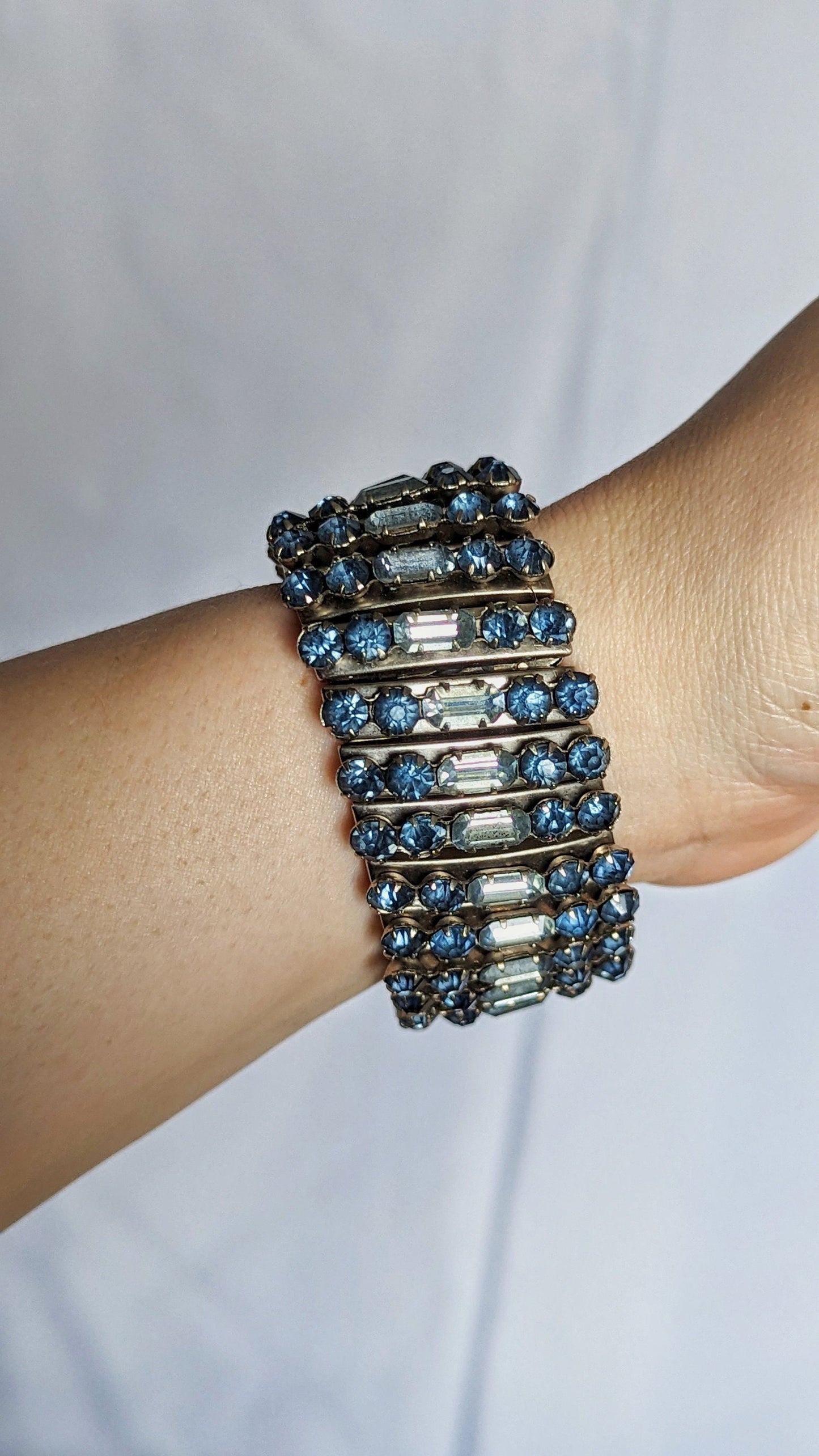 Vintage | 80s expandable bracelet | blue and white